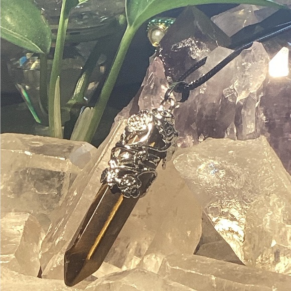 Unisex Tiger’s Eye Pointer Pendant Necklace - Picture 12 of 16